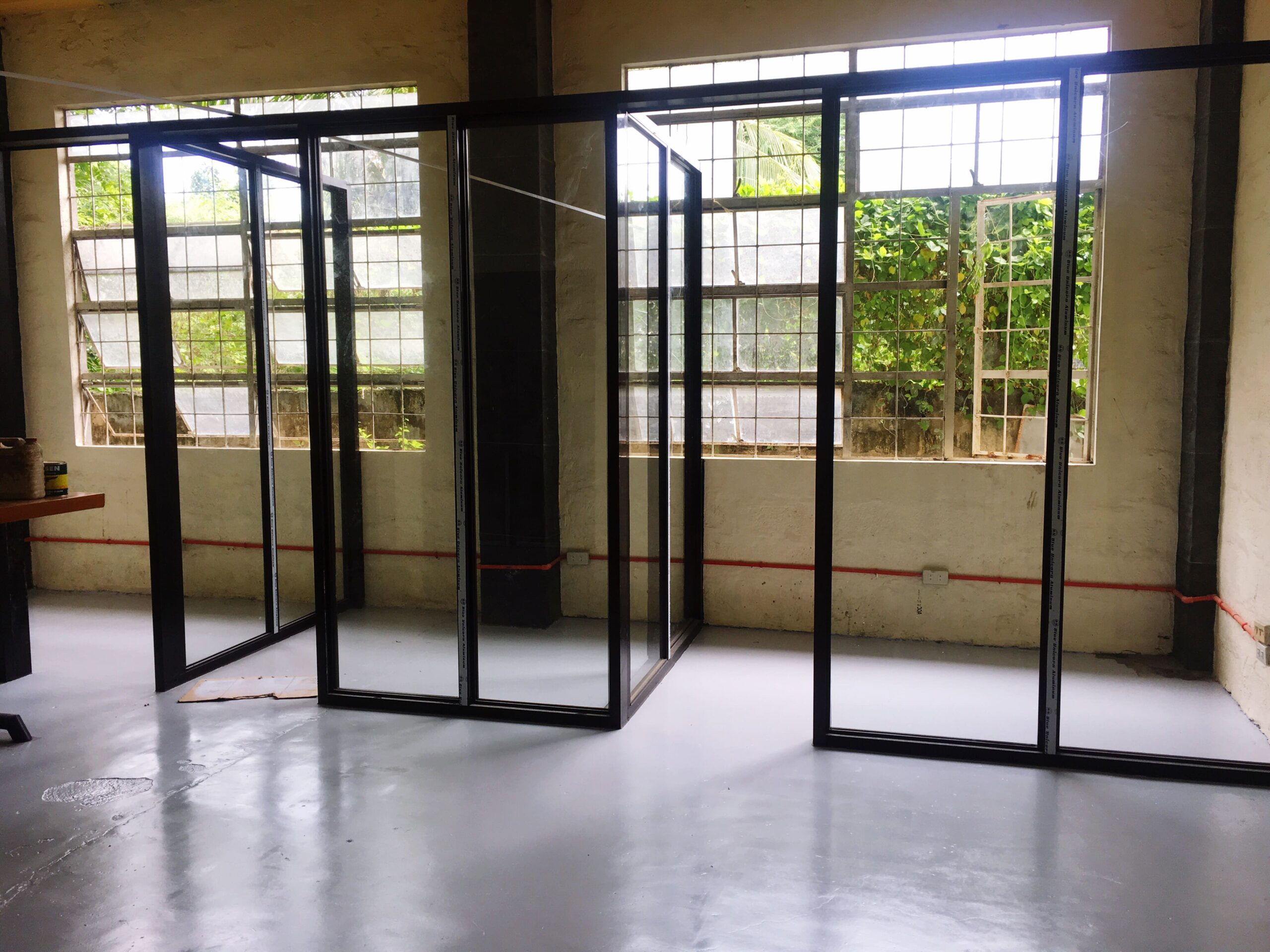 empty-room-with-windows-min