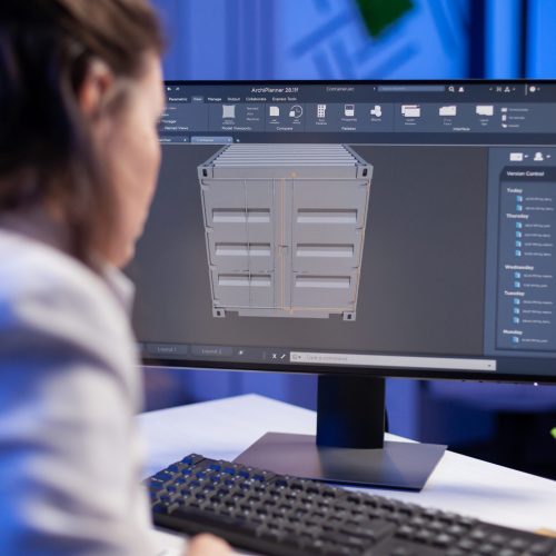 Ingenieur bekijkt CAD-ontwerp voor overkappingsconfiguratie